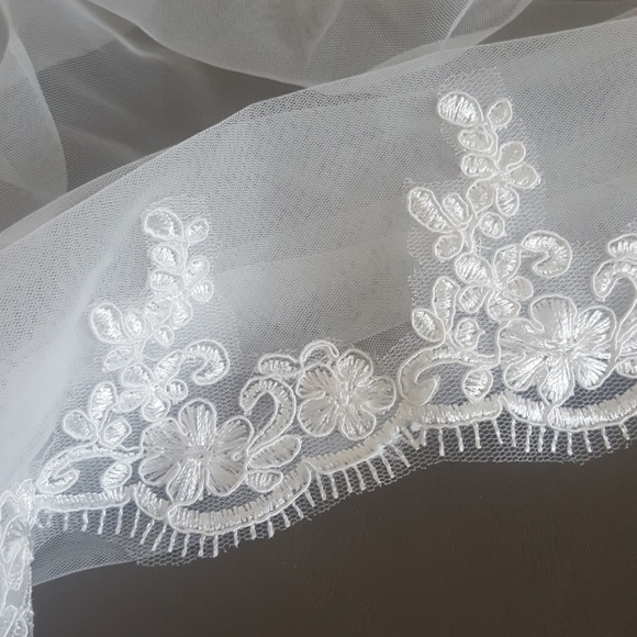 Shoulder length soft white wedding veil - Picture 2 of 4